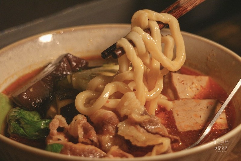 台中西屯｜隱身城市巷弄、植栽工業風氣氛平價麻辣鍋物、麵食｜壹