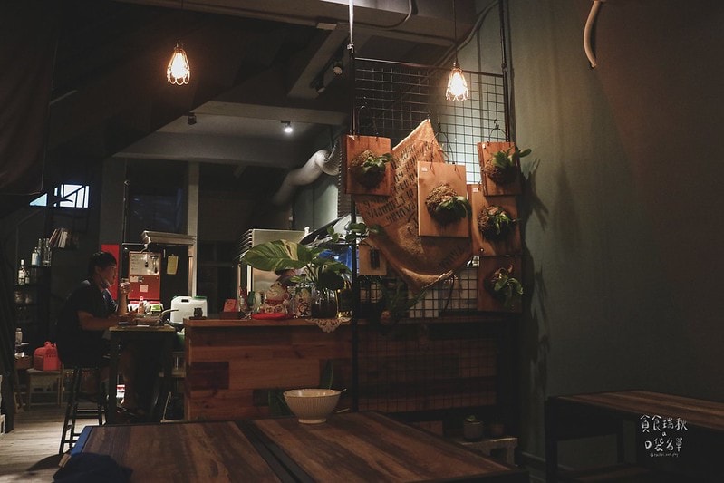 台中西屯｜隱身城市巷弄、植栽工業風氣氛平價麻辣鍋物、麵食｜壹