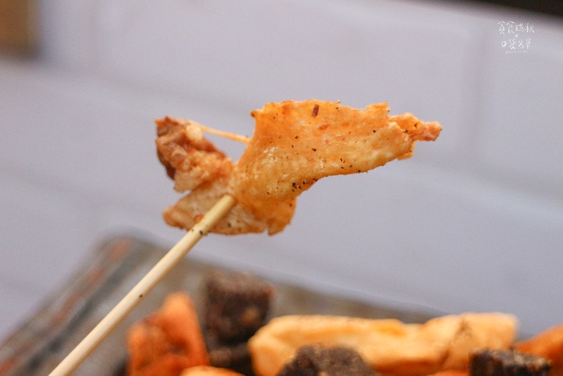 台北士林｜現點現炸、加入鮮奶和焦糖醃製的炸雞，外酥薄脆、內軟