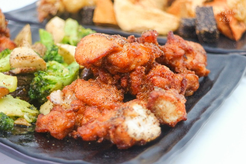 台北士林｜現點現炸、加入鮮奶和焦糖醃製的炸雞，外酥薄脆、內軟