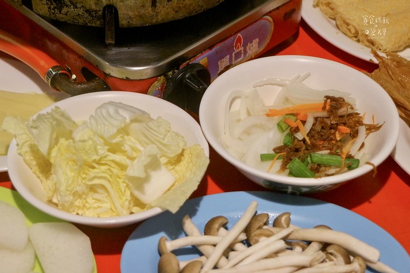 台中西區｜年代感氛圍，麻油爆香快炒湯底，食材豐富想吃自己拿！