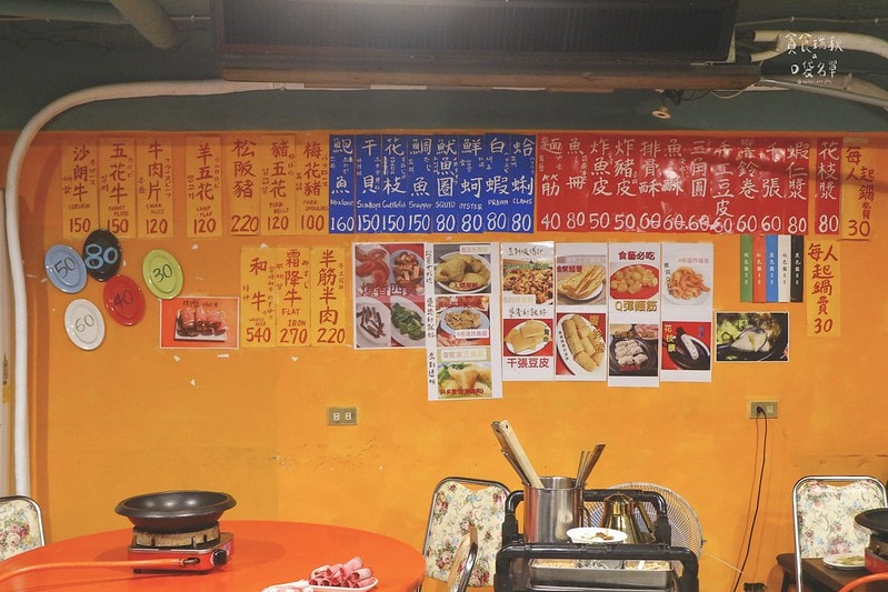 台中西區｜年代感氛圍，麻油爆香快炒湯底，食材豐富想吃自己拿！