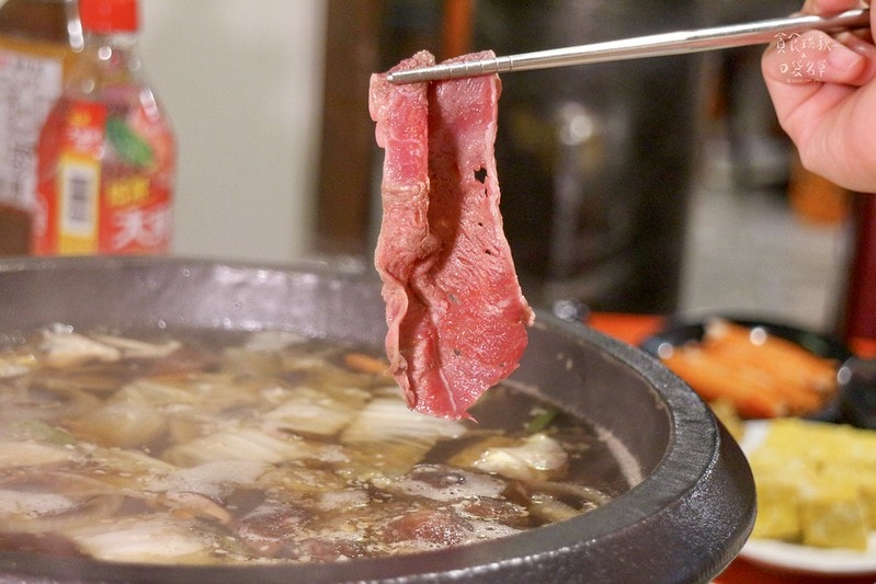 台中西區｜年代感氛圍，麻油爆香快炒湯底，食材豐富想吃自己拿！
