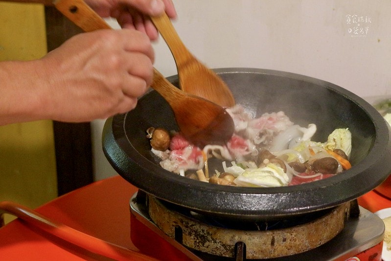 台中西區｜年代感氛圍，麻油爆香快炒湯底，食材豐富想吃自己拿！