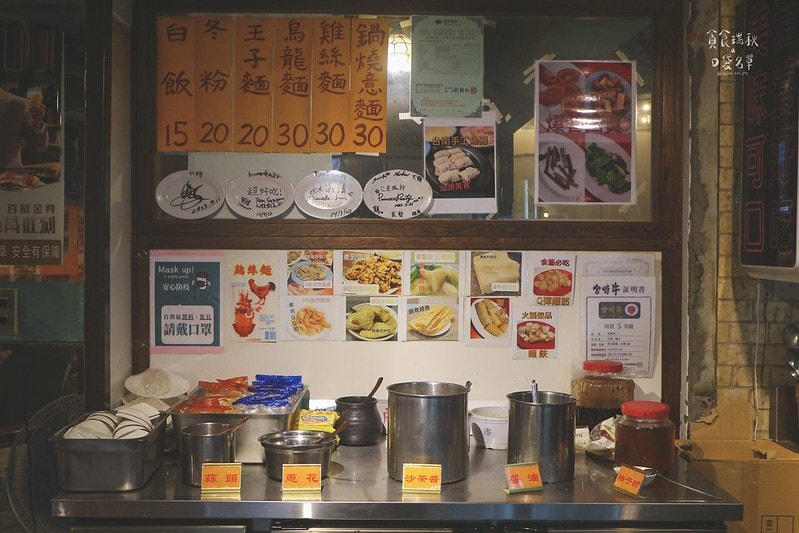 台中西區｜年代感氛圍，麻油爆香快炒湯底，食材豐富想吃自己拿！