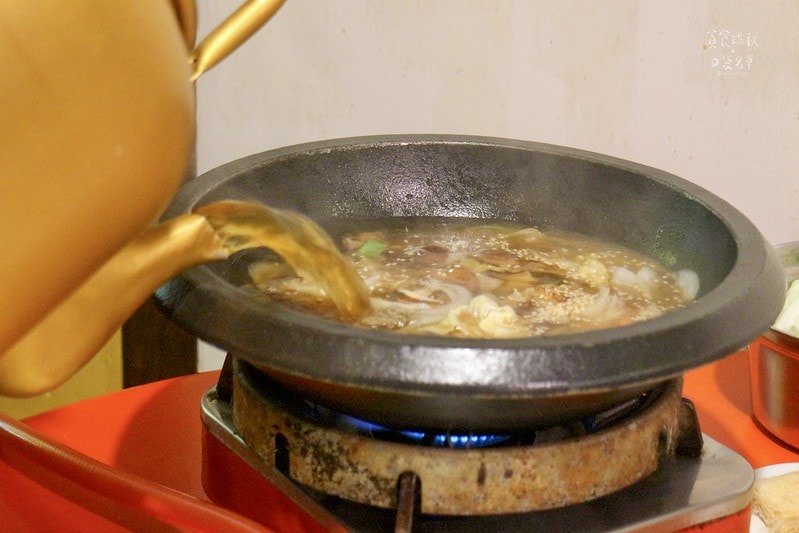 台中西區｜年代感氛圍，麻油爆香快炒湯底，食材豐富想吃自己拿！