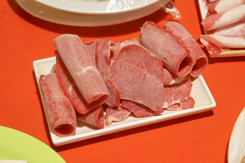 台中西區｜年代感氛圍，麻油爆香快炒湯底，食材豐富想吃自己拿！