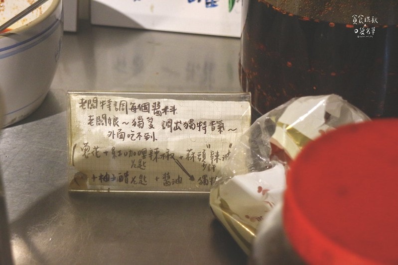台中西區｜年代感氛圍，麻油爆香快炒湯底，食材豐富想吃自己拿！