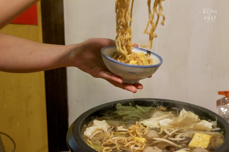 台中西區｜年代感氛圍，麻油爆香快炒湯底，食材豐富想吃自己拿！