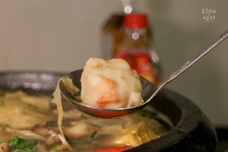 台中西區｜年代感氛圍，麻油爆香快炒湯底，食材豐富想吃自己拿！