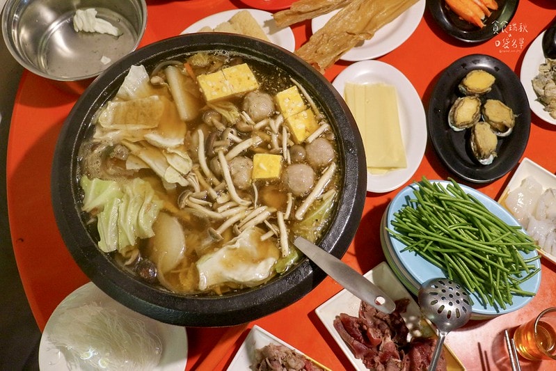 台中西區｜年代感氛圍，麻油爆香快炒湯底，食材豐富想吃自己拿！