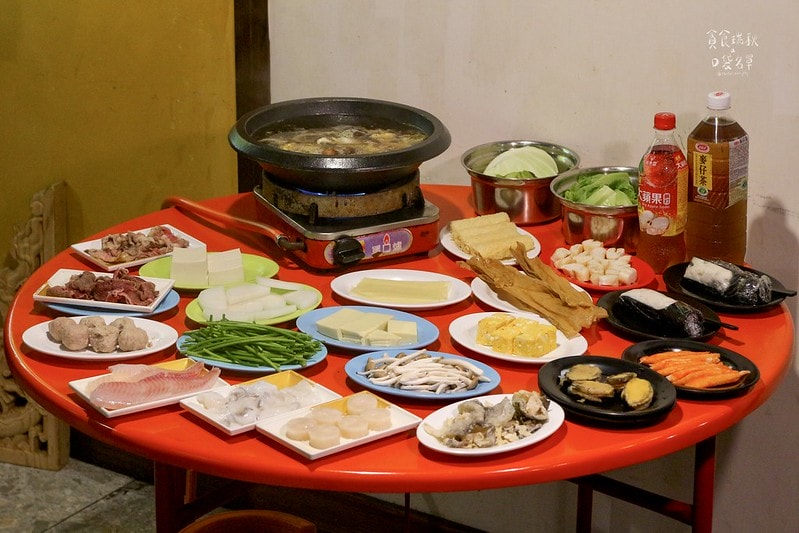 台中西區｜年代感氛圍，麻油爆香快炒湯底，食材豐富想吃自己拿！