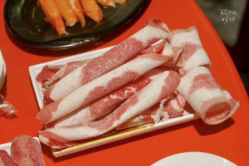 台中西區｜年代感氛圍，麻油爆香快炒湯底，食材豐富想吃自己拿！