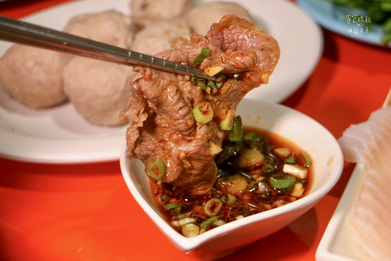 台中西區｜年代感氛圍，麻油爆香快炒湯底，食材豐富想吃自己拿！