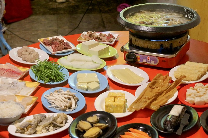 台中西區｜年代感氛圍，麻油爆香快炒湯底，食材豐富想吃自己拿！