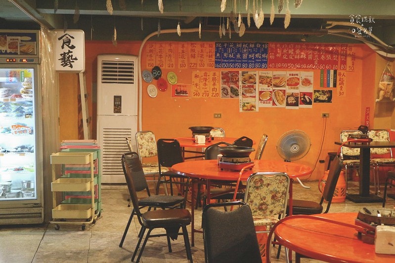 台中西區｜年代感氛圍，麻油爆香快炒湯底，食材豐富想吃自己拿！