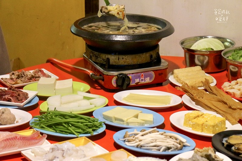 台中西區｜年代感氛圍，麻油爆香快炒湯底，食材豐富想吃自己拿！