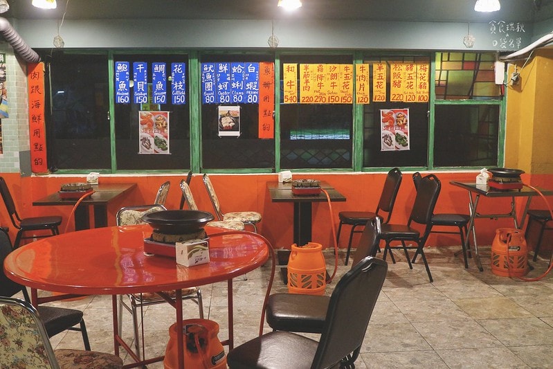 台中西區｜年代感氛圍，麻油爆香快炒湯底，食材豐富想吃自己拿！