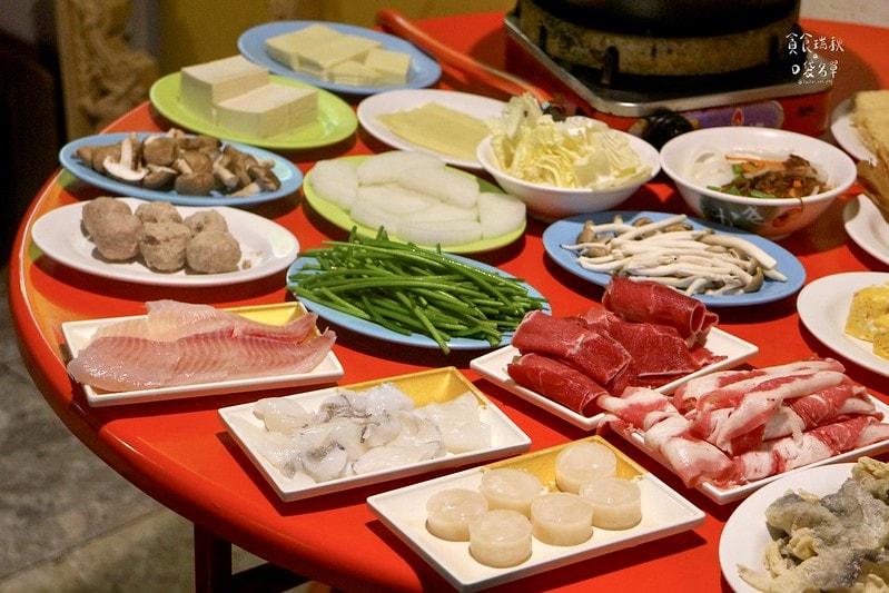 台中西區｜年代感氛圍，麻油爆香快炒湯底，食材豐富想吃自己拿！