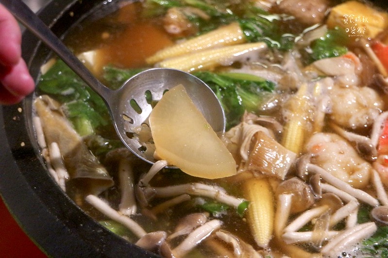 台中西區｜年代感氛圍，麻油爆香快炒湯底，食材豐富想吃自己拿！