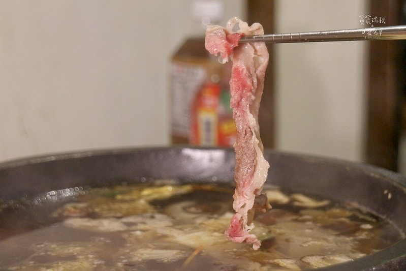 台中西區｜年代感氛圍，麻油爆香快炒湯底，食材豐富想吃自己拿！