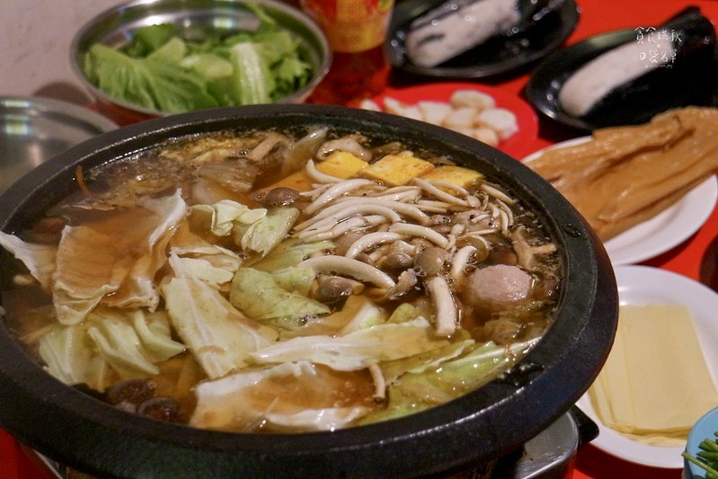 台中西區｜年代感氛圍，麻油爆香快炒湯底，食材豐富想吃自己拿！