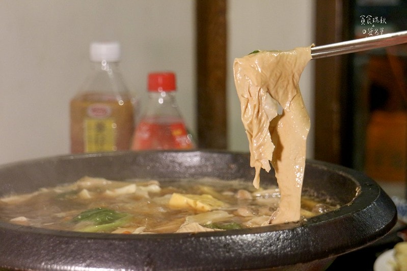 台中西區｜年代感氛圍，麻油爆香快炒湯底，食材豐富想吃自己拿！