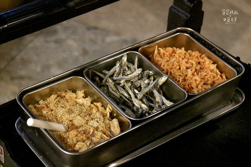 台中西區｜年代感氛圍，麻油爆香快炒湯底，食材豐富想吃自己拿！
