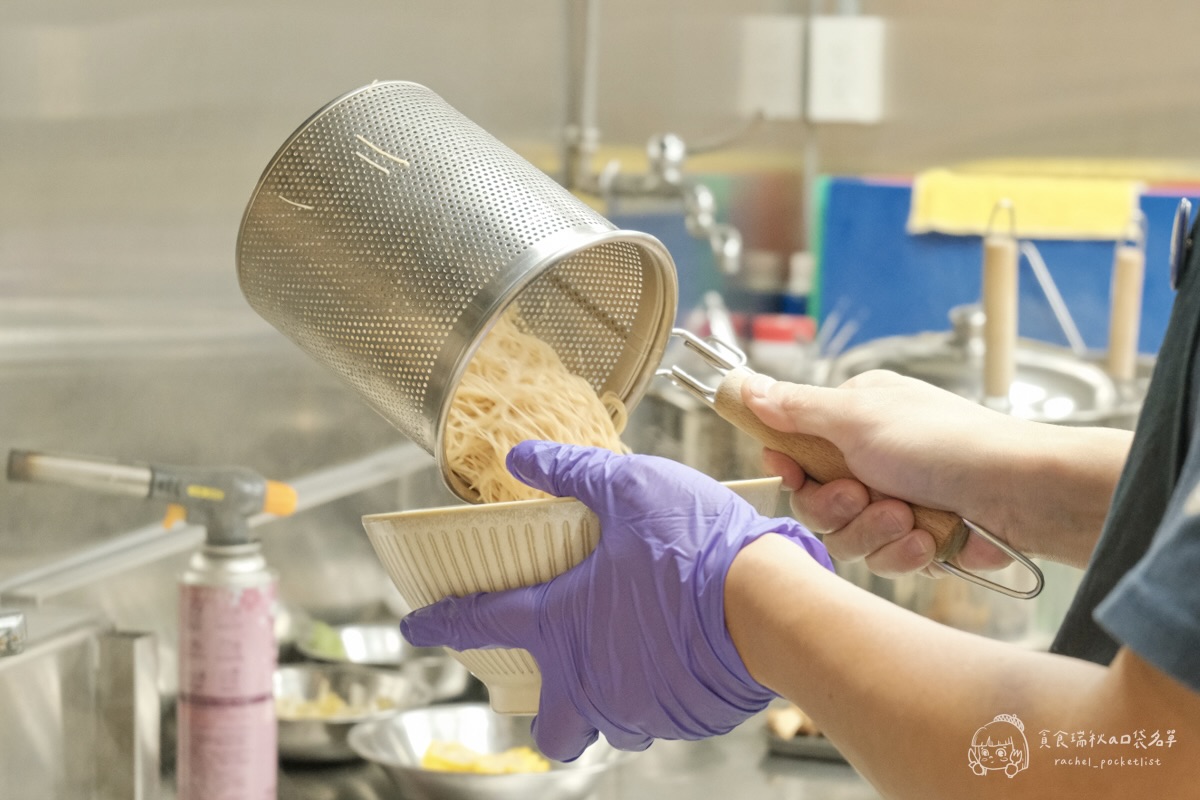 灣guán濃湯麵｜第五季黑白主題 冬季暖心新上線！藥燉豬腱腿紅麵線、白玉酸菜五花濃湯麵必點推薦