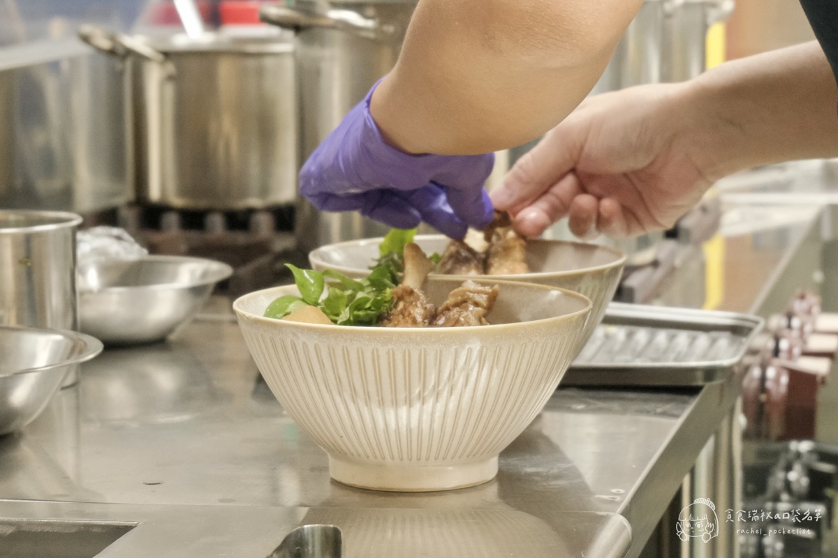 灣guán濃湯麵｜第五季黑白主題 冬季暖心新上線！藥燉豬腱腿紅麵線、白玉酸菜五花濃湯麵必點推薦