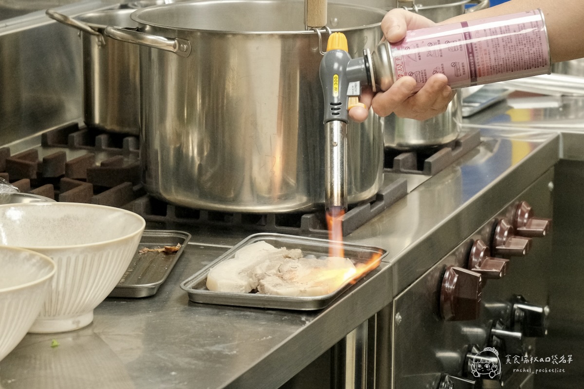 灣guán濃湯麵｜第五季黑白主題 冬季暖心新上線！藥燉豬腱腿紅麵線、白玉酸菜五花濃湯麵必點推薦