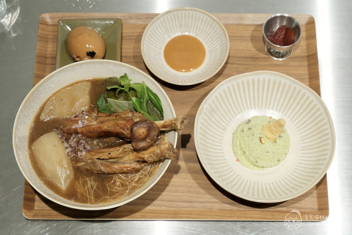 灣guán濃湯麵｜第五季黑白主題 冬季暖心新上線！藥燉豬腱腿紅麵線、白玉酸菜五花濃湯麵必點推薦