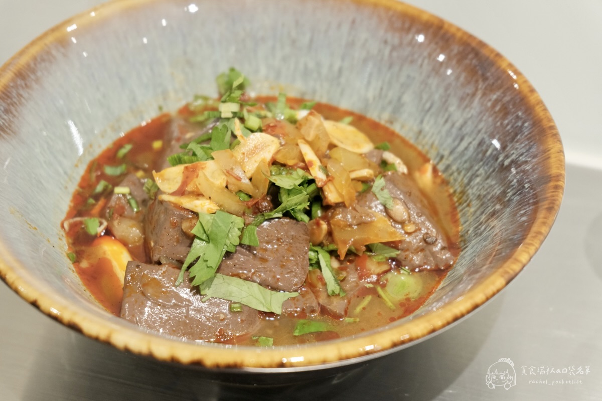 灣guán濃湯麵｜第五季黑白主題 冬季暖心新上線！藥燉豬腱腿紅麵線、白玉酸菜五花濃湯麵必點推薦