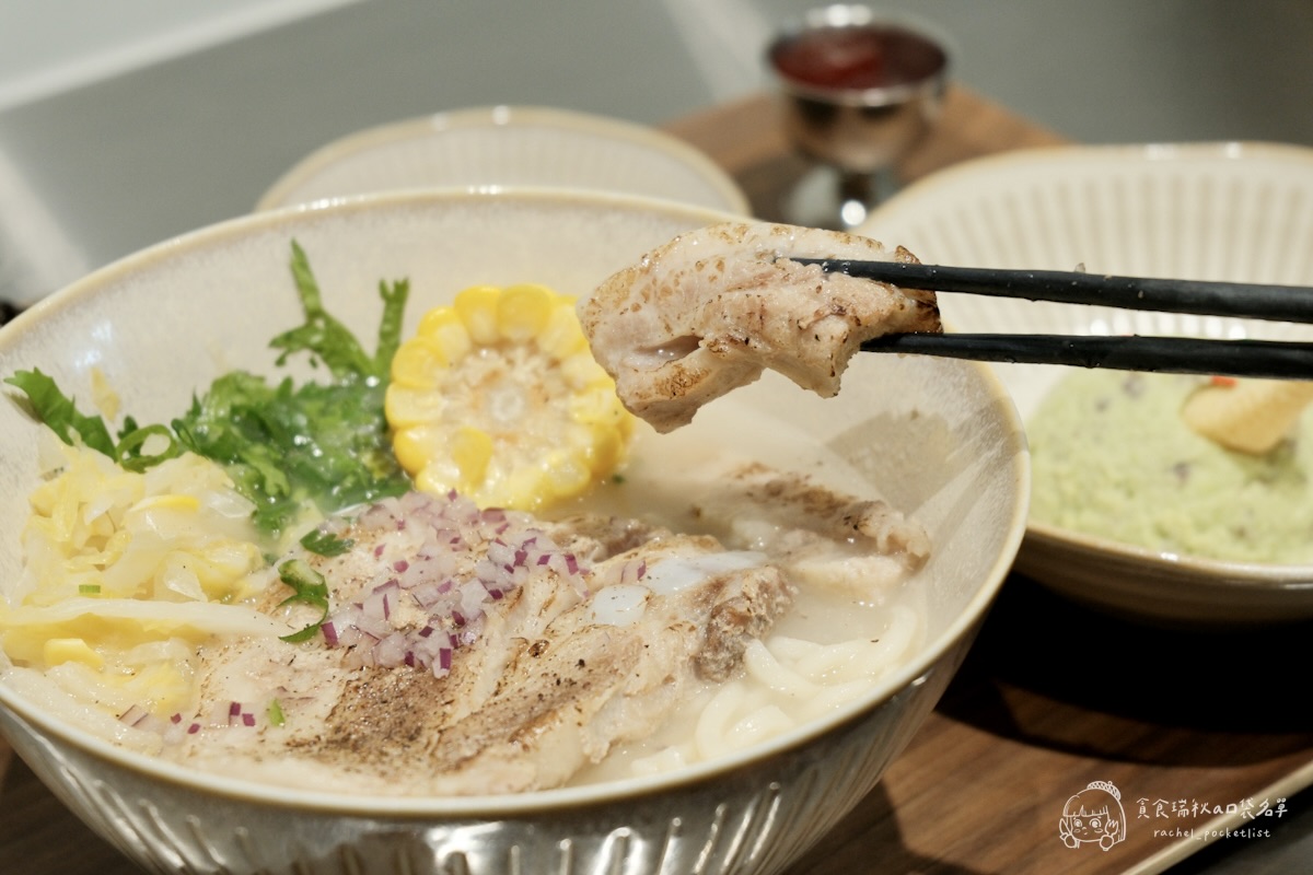 灣guán濃湯麵｜第五季黑白主題 冬季暖心新上線！藥燉豬腱腿紅麵線、白玉酸菜五花濃湯麵必點推薦