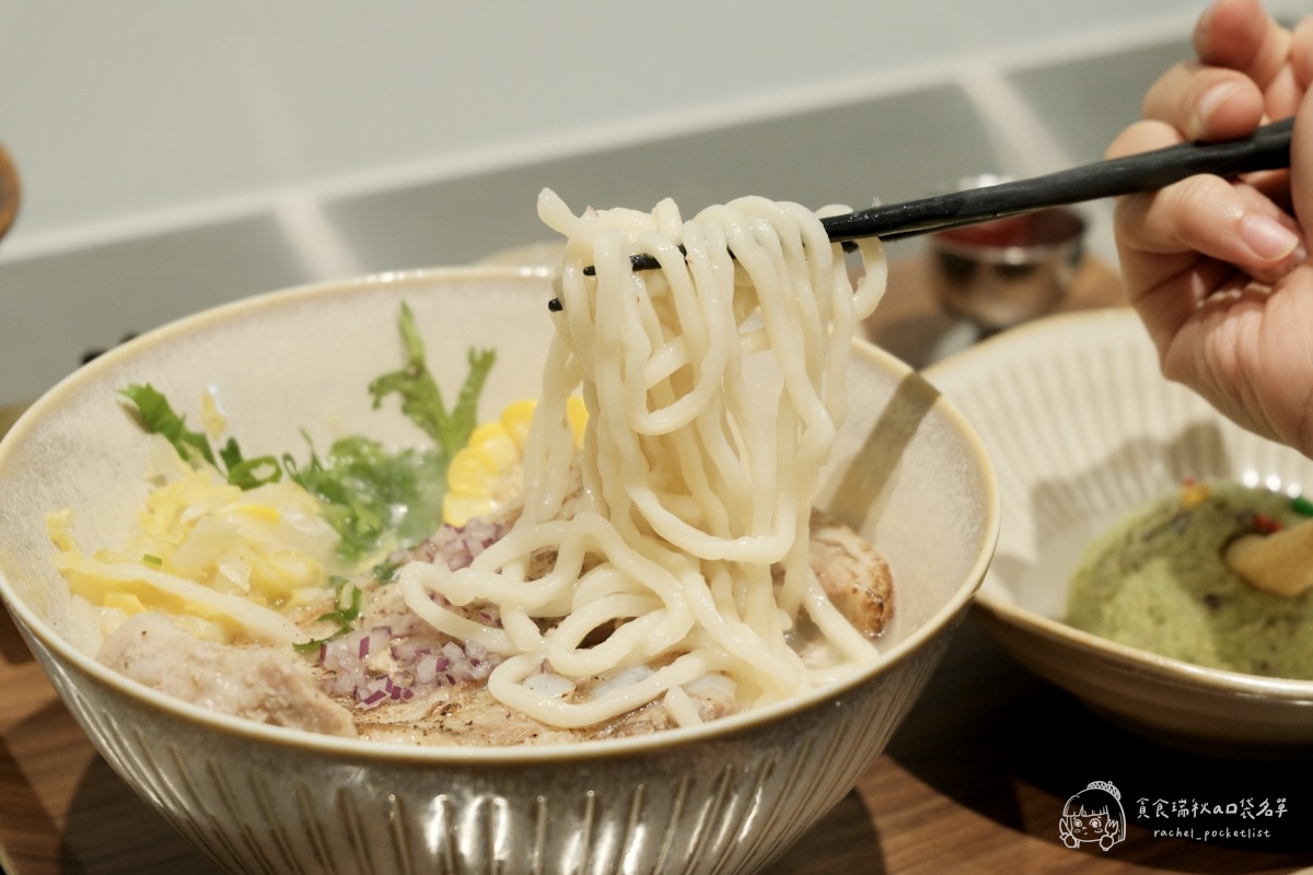 灣guán濃湯麵｜第五季黑白主題 冬季暖心新上線！藥燉豬腱腿紅麵線、白玉酸菜五花濃湯麵必點推薦