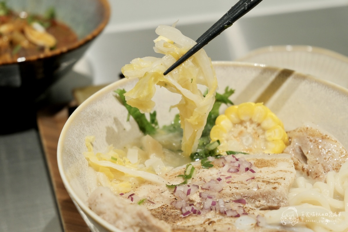 灣guán濃湯麵｜第五季黑白主題 冬季暖心新上線！藥燉豬腱腿紅麵線、白玉酸菜五花濃湯麵必點推薦