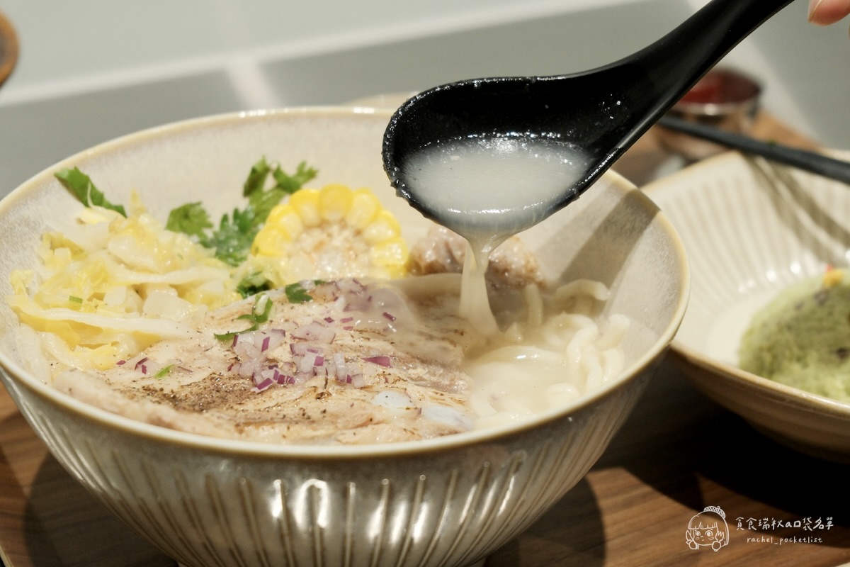 灣guán濃湯麵｜第五季黑白主題 冬季暖心新上線！藥燉豬腱腿紅麵線、白玉酸菜五花濃湯麵必點推薦