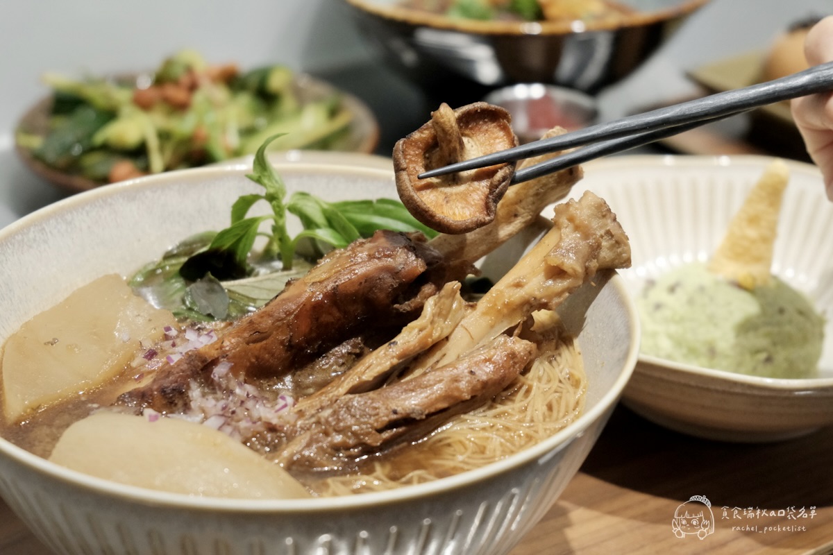 灣guán濃湯麵｜第五季黑白主題 冬季暖心新上線！藥燉豬腱腿紅麵線、白玉酸菜五花濃湯麵必點推薦