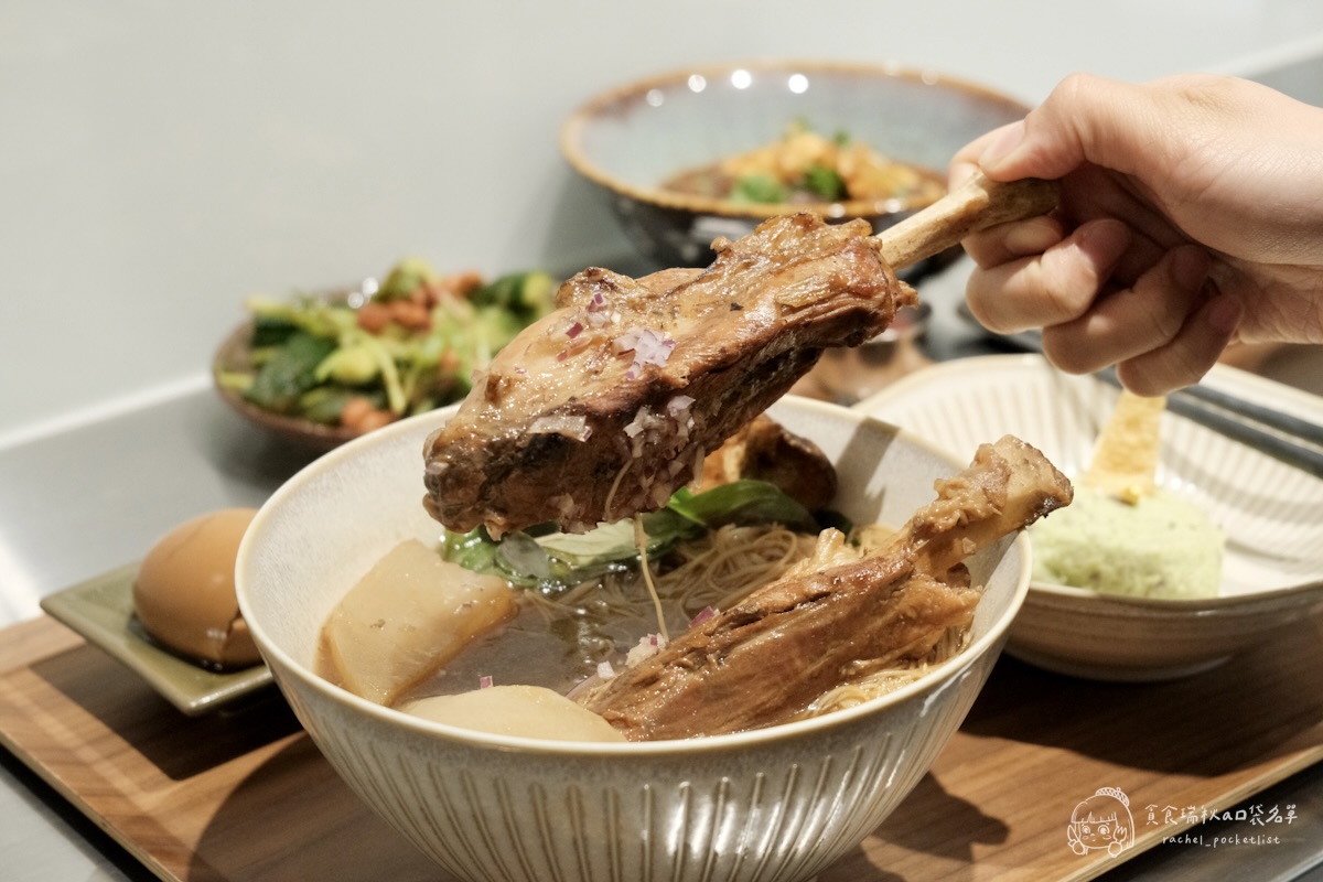 灣guán濃湯麵｜第五季黑白主題 冬季暖心新上線！藥燉豬腱腿紅麵線、白玉酸菜五花濃湯麵必點推薦