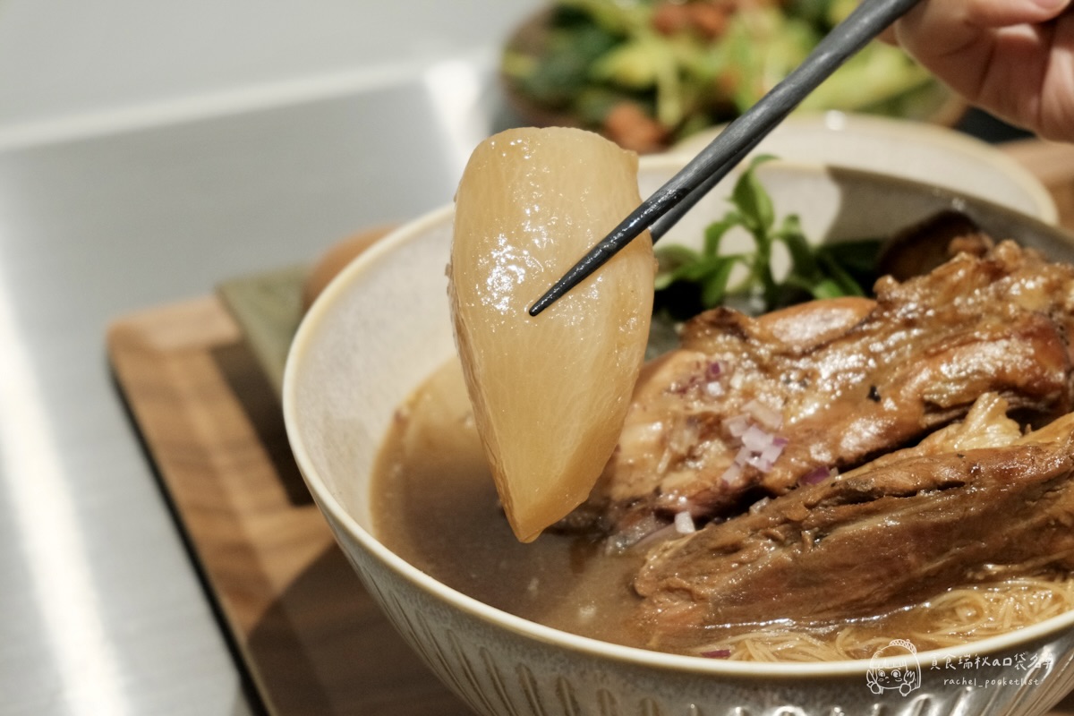 灣guán濃湯麵｜第五季黑白主題 冬季暖心新上線！藥燉豬腱腿紅麵線、白玉酸菜五花濃湯麵必點推薦