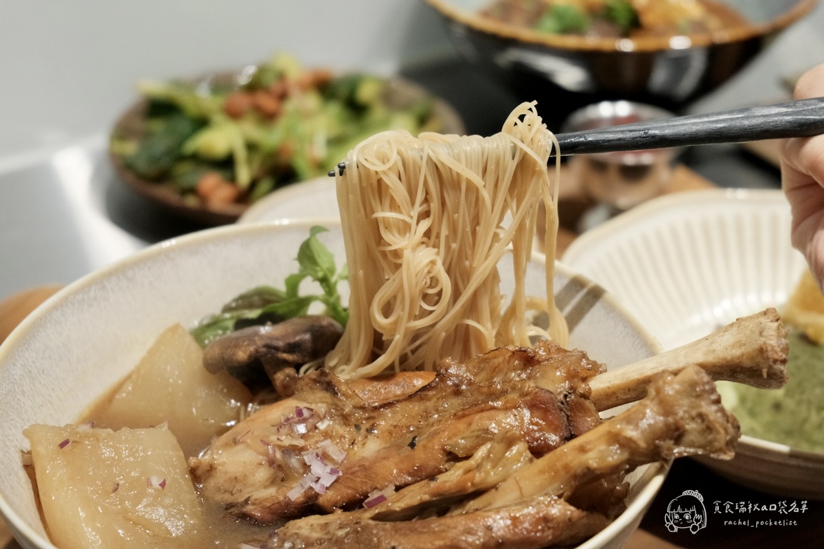 灣guán濃湯麵｜第五季黑白主題 冬季暖心新上線！藥燉豬腱腿紅麵線、白玉酸菜五花濃湯麵必點推薦