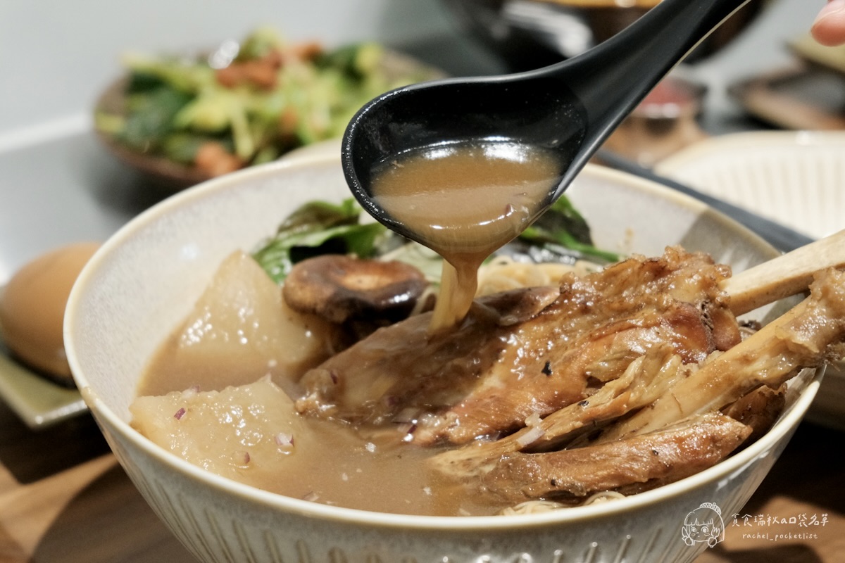 灣guán濃湯麵｜第五季黑白主題 冬季暖心新上線！藥燉豬腱腿紅麵線、白玉酸菜五花濃湯麵必點推薦