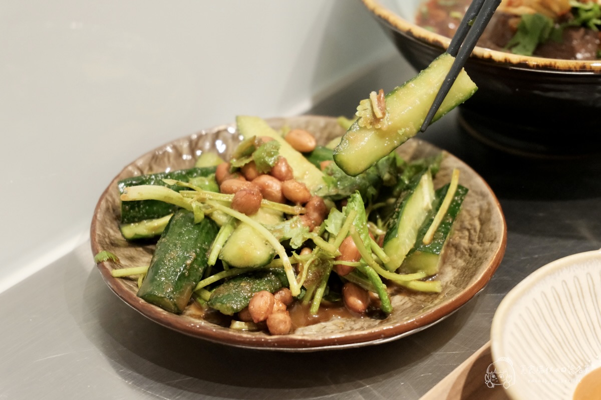 灣guán濃湯麵｜第五季黑白主題 冬季暖心新上線！藥燉豬腱腿紅麵線、白玉酸菜五花濃湯麵必點推薦