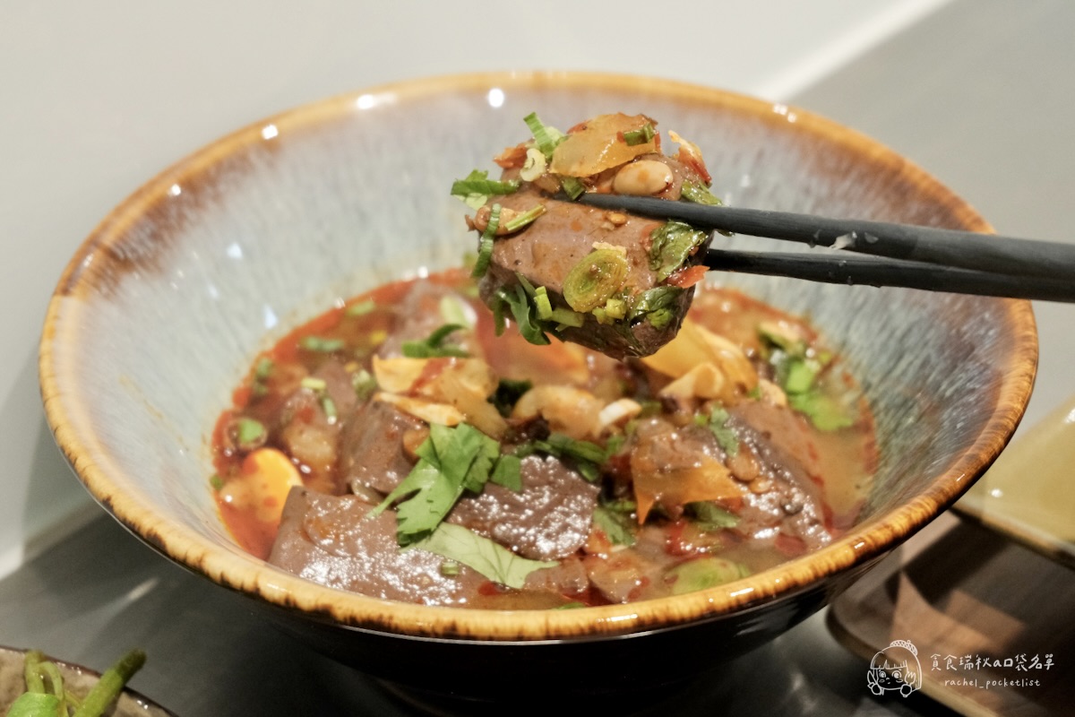 灣guán濃湯麵｜第五季黑白主題 冬季暖心新上線！藥燉豬腱腿紅麵線、白玉酸菜五花濃湯麵必點推薦