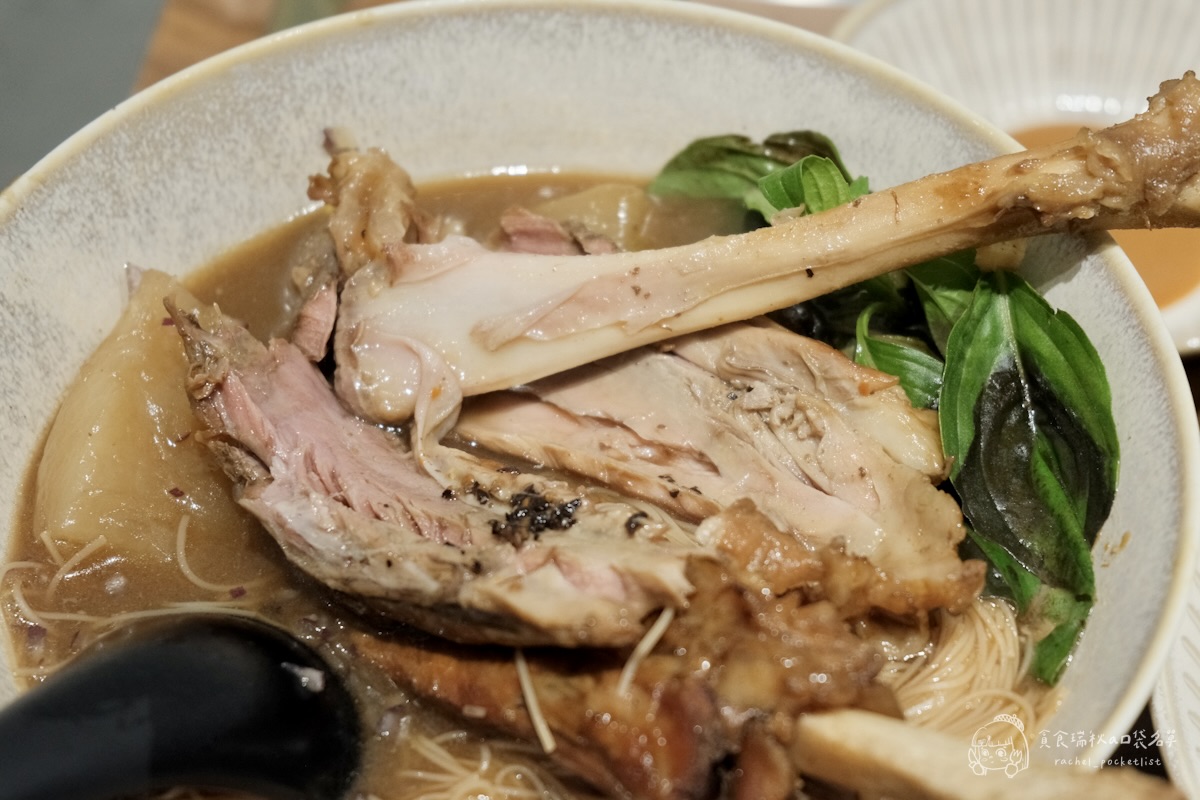 灣guán濃湯麵｜第五季黑白主題 冬季暖心新上線！藥燉豬腱腿紅麵線、白玉酸菜五花濃湯麵必點推薦