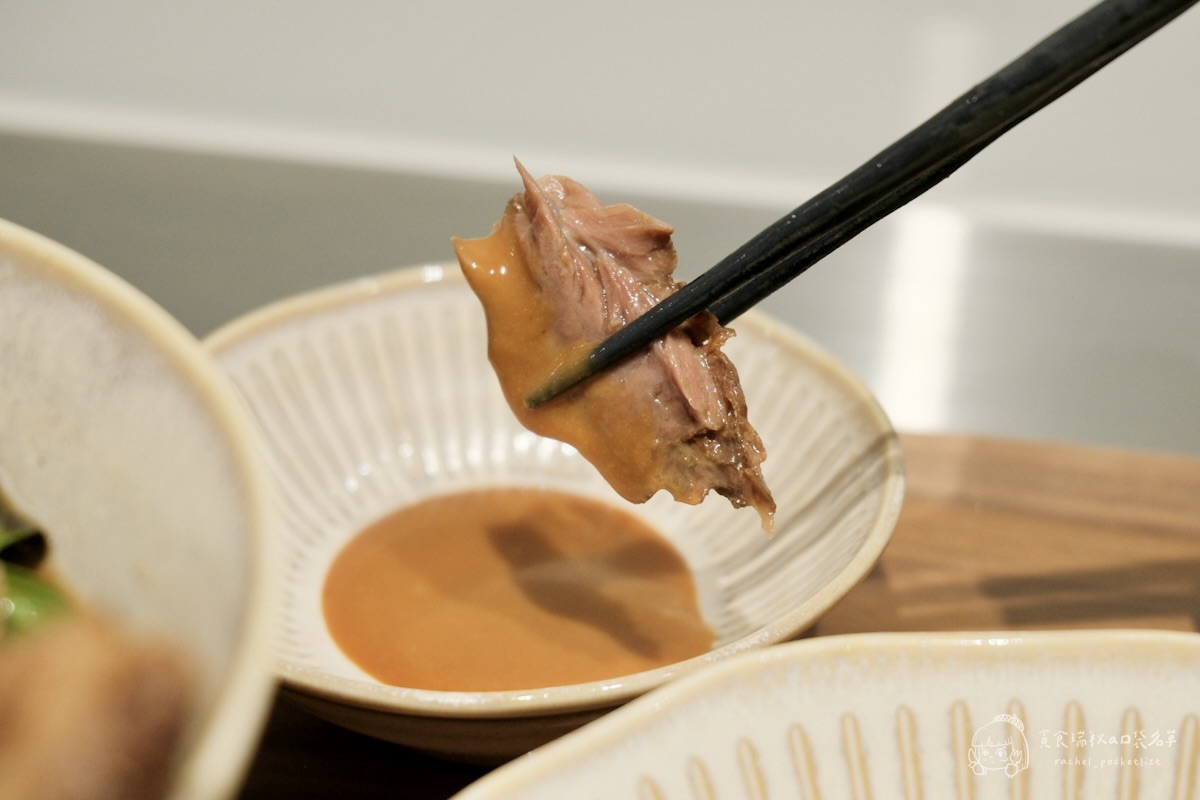 灣guán濃湯麵｜第五季黑白主題 冬季暖心新上線！藥燉豬腱腿紅麵線、白玉酸菜五花濃湯麵必點推薦