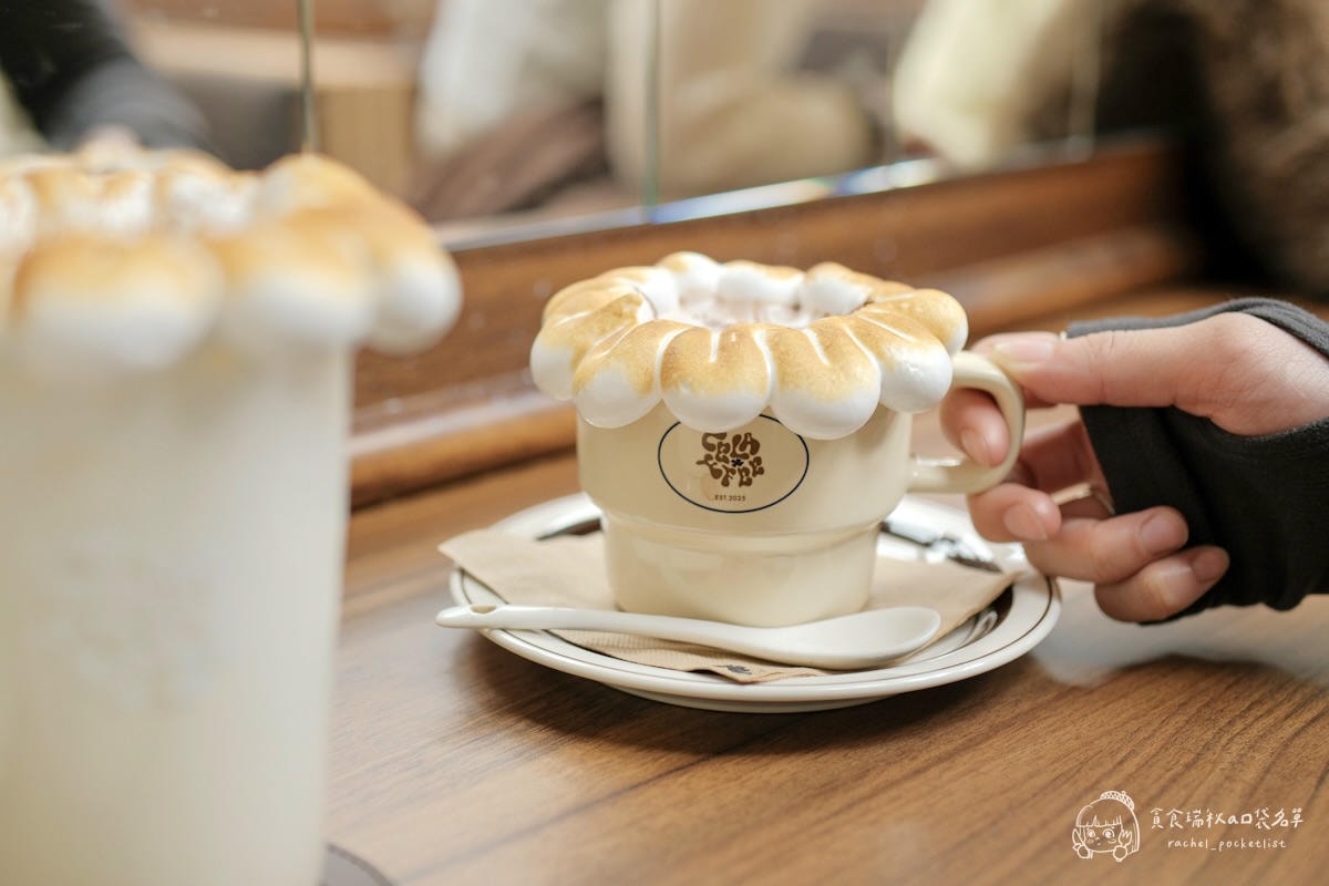 Celaffee Cafe｜摩登復古2.0全新登場｜雲朵棉花糖飲品+開心果提拉米蘇必點！台中勤美咖啡廳推薦