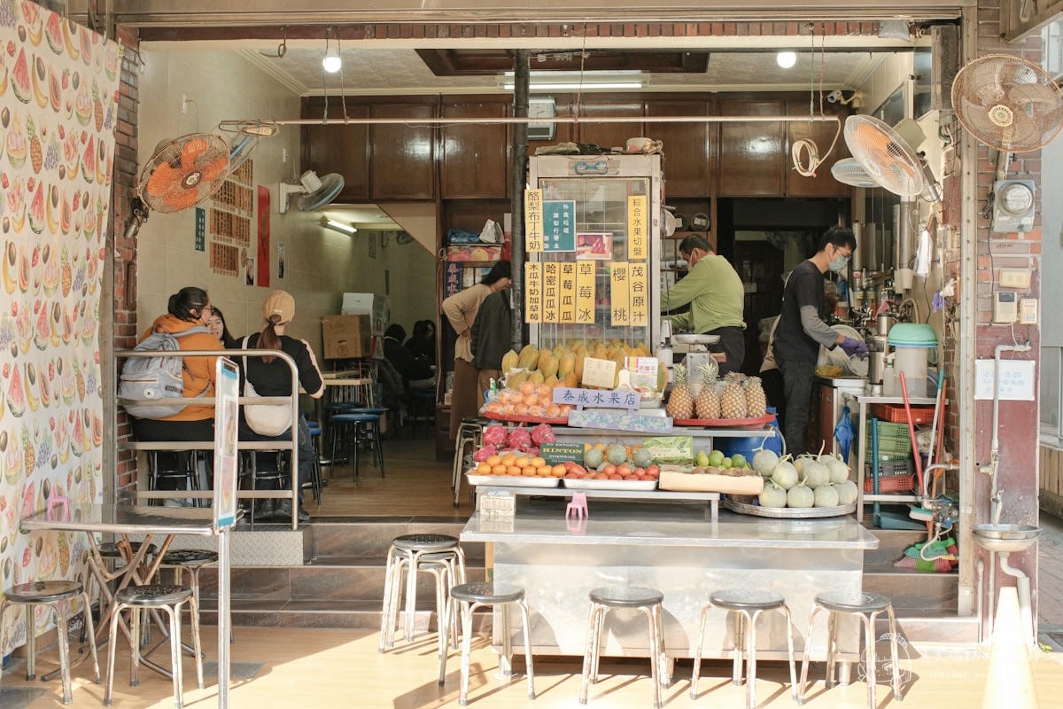 泰成水果店|正興街老字號冰店!半顆哈密瓜+新鮮草莓冰浮誇又夢幻!台南冰品推薦 - 第4張圖 泰成水果店|正興街老字號冰店!半顆哈密瓜+新鮮草莓冰浮誇又夢幻!台南冰品推薦