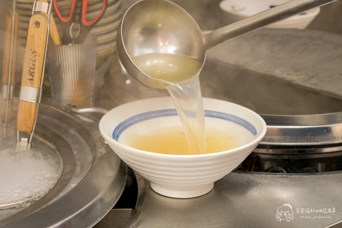 小捲日記|漁港直送整尾小卷米粉!配料滿到看不到底,搭配雞湯湯底鮮甜到不行!台中科博館美食 - 第6張圖 小捲日記|漁港直送整尾小卷米粉!配料滿到看不到底,搭配雞湯湯底鮮甜到不行!台中科博館美食