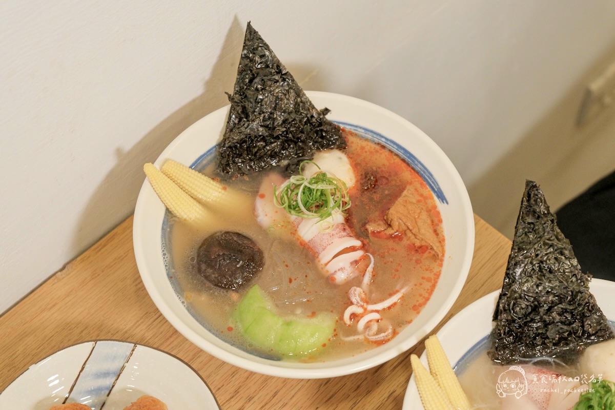 小捲日記|漁港直送整尾小卷米粉!配料滿到看不到底,搭配雞湯湯底鮮甜到不行!台中科博館美食 - 第20張圖 小捲日記|漁港直送整尾小卷米粉!配料滿到看不到底,搭配雞湯湯底鮮甜到不行!台中科博館美食